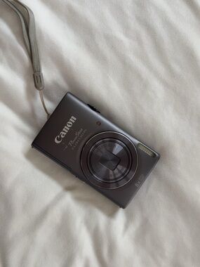 Canon PowerShot Elph 130 IS Digital Camera + Charger